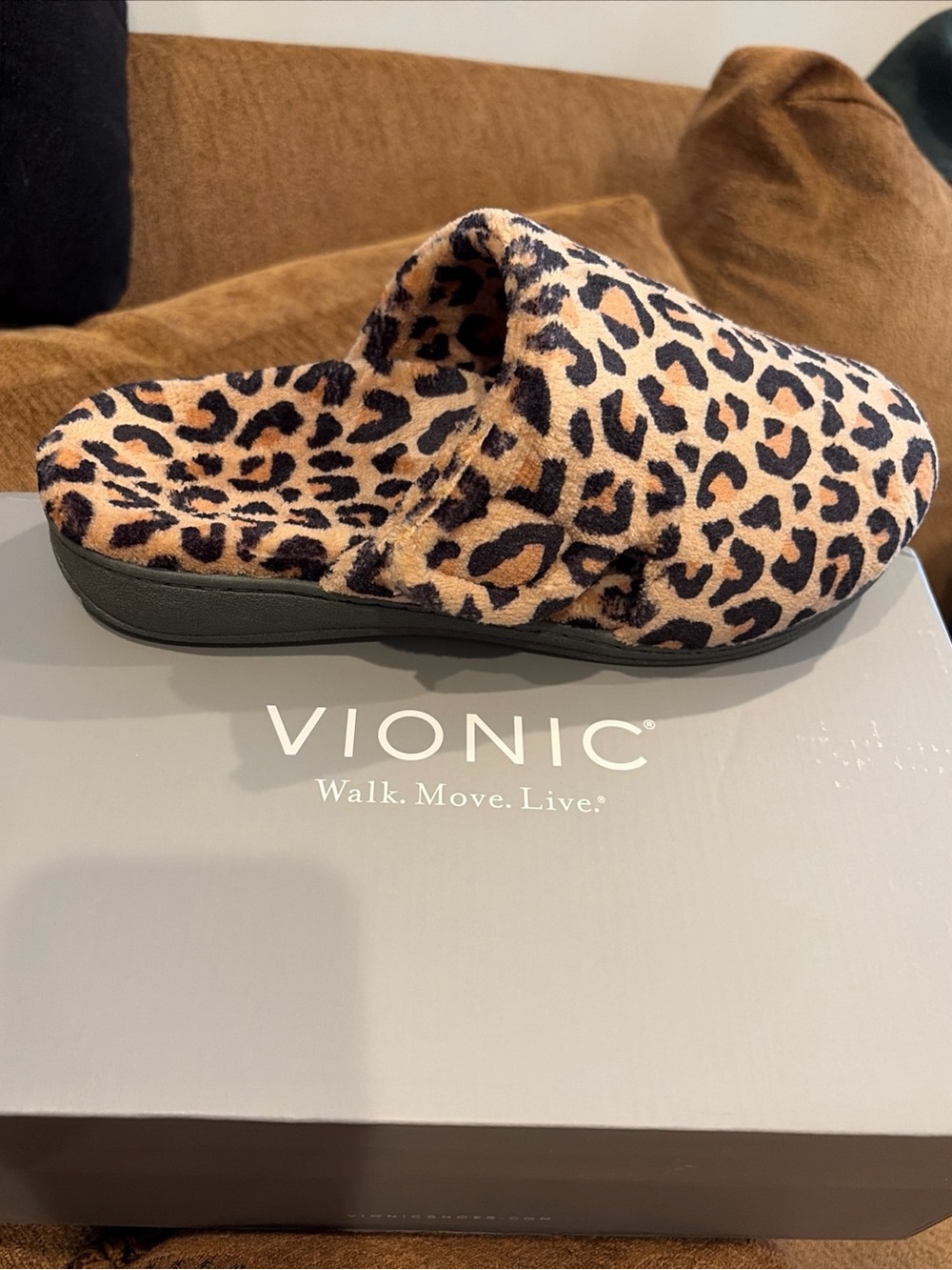 Vionic Relax Slipper Slip-On Arch Support Women’s 6 M NEW Animal Prin